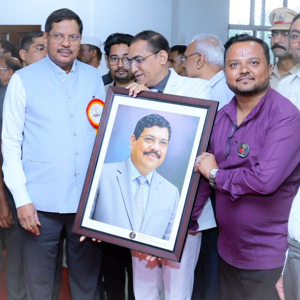 Popular MLA Ravibhau Rana Presents Digital Portrait to Chief Justice of India