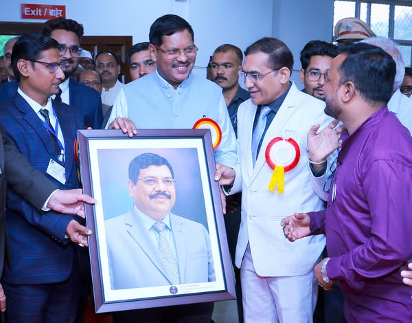 Popular MLA Ravibhau Rana Presents Digital Portrait to Chief Justice of India
