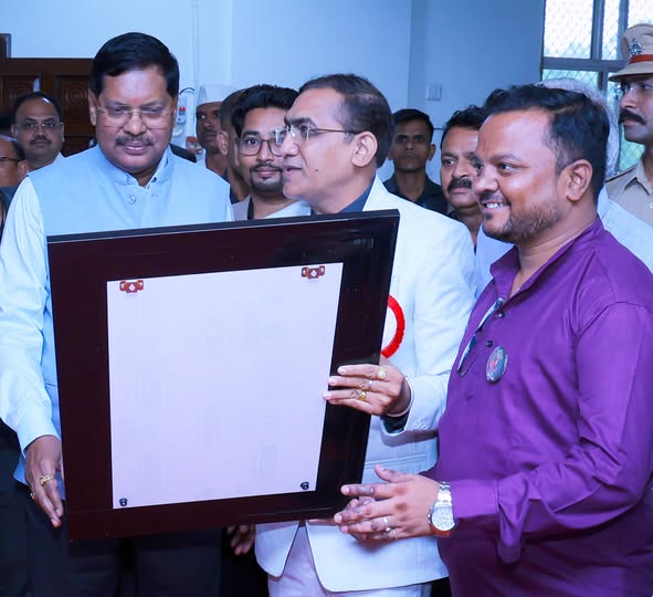 Popular MLA Ravibhau Rana Presents Digital Portrait to Chief Justice of India
